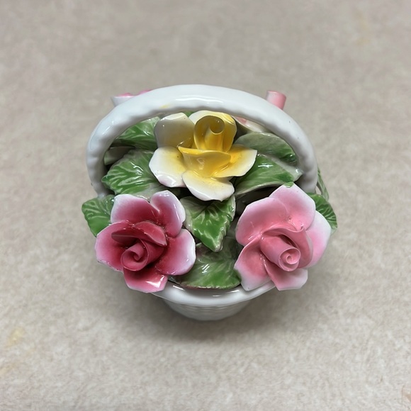 Radnor Bone China Basket of flowers - Picture 2 of 5